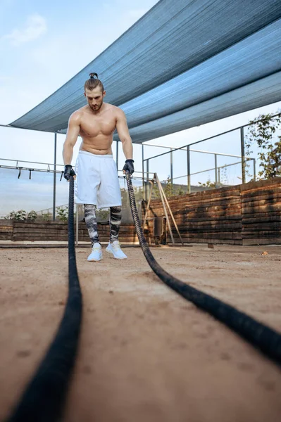 Homem Musculoso Fazendo Exercício Com Cordas Treino Rua Crossfit Treinamento — Fotografia de Stock