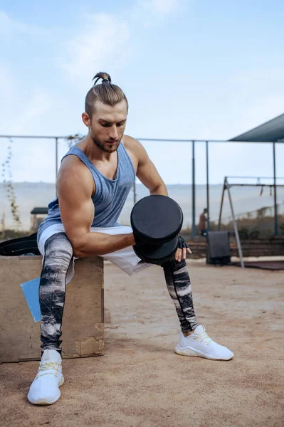 Homem Forte Fazer Exercício Com Halteres Treino Rua Treinamento Fitness — Fotografia de Stock