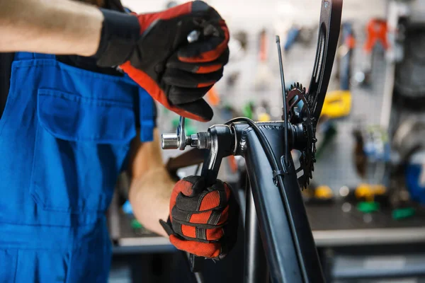 Fahrradmontage Der Werkstatt Mann Montiert Kurbel Mechaniker Uniform Beheben Probleme — Stockfoto