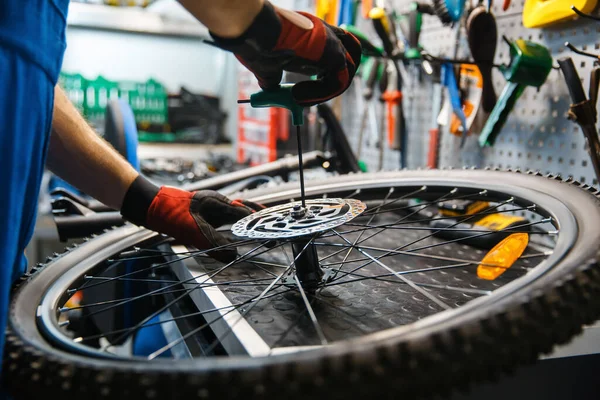 Fahrradmontage Der Werkstatt Mann Montiert Bremsscheibe Mechaniker Uniform Beheben Probleme — Stockfoto