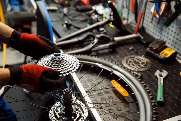 Ремонт Велосипедов Мастерской Человек Устанавливает Звездную Кассету Механик Форме Исправляет — стоковое фото