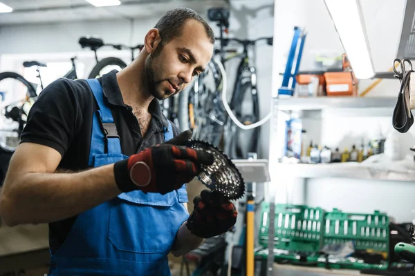 Reparação Bicicletas Oficina Homem Instala Cassete Estrela Mecânico Problemas Correção — Fotografia de Stock