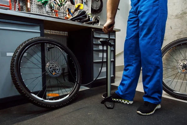 Συναρμολόγηση Ποδηλάτων Στο Εργαστήριο Άνθρωπος Φουσκώνει Τον Τροχό Μηχανικός Ομοιόμορφο — Φωτογραφία Αρχείου