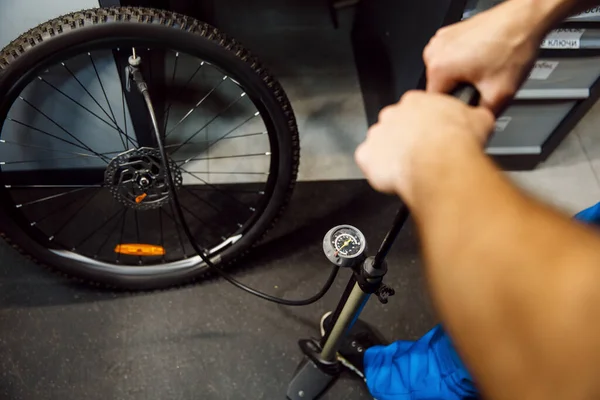 Fahrradmontage Der Werkstatt Mann Bläst Rad Auf Mechaniker Uniform Beheben — Stockfoto