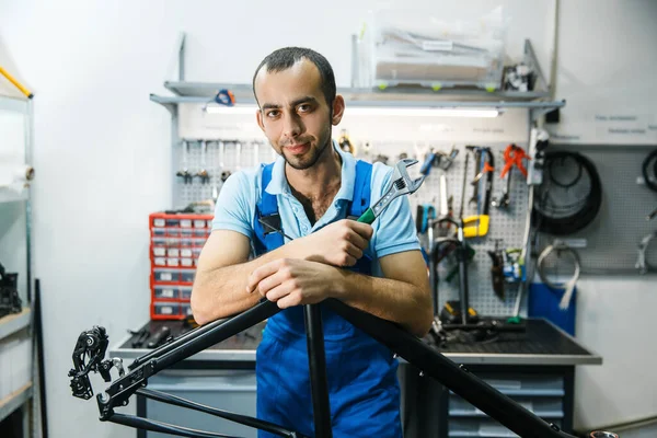 Atölyede Bisiklet Tamircisi Çerçevede Poz Veren Bir Adam Üniformalı Tamirci — Stok fotoğraf