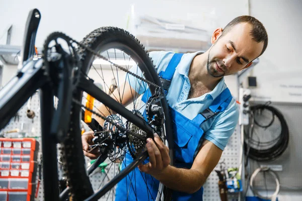 Fietsassemblage Werkplaats Kettinginstallatie Mechanica Uniforme Fix Problemen Met Cyclus Professionele — Stockfoto