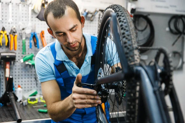 Fahrradmontage Der Werkstatt Kettenmontage Mechaniker Uniform Beheben Probleme Mit Dem — Stockfoto