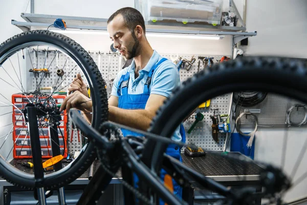 Fahrradreparatur Der Werkstatt Mann Zieht Bremse Mechaniker Uniform Beheben Probleme — Stockfoto