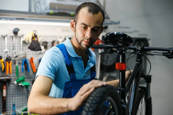 Fahrradreparatur Der Werkstatt Mann Kontrolliert Reifen Mechaniker Uniform Beheben Probleme — Stockfoto