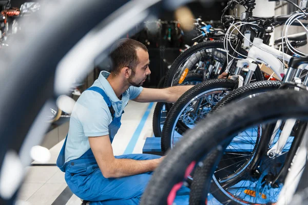 Fietsenwinkel Reparateur Zoek Naar Nieuwe Fiets Mechanica Uniforme Installatie Cyclus — Stockfoto