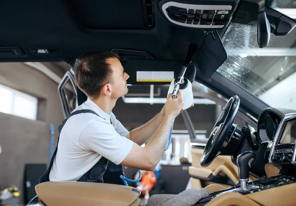 Trabajador Riego Interior Del Coche Limpieza Seco Los Detalles Lavado —  Fotos de Stock