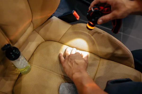 Arbeiter Mit Taschenlampe Überprüfen Autositz Auf Schmutz Chemische Reinigung Und — Stockfoto