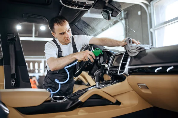 Légpuskás Munkás Tisztítja Autó Szellőzőcsatornáját Tisztítja Részletezi Tisztítást Járműmosás Garázsban — Stock Fotó