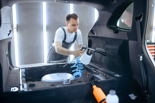 Muncitorul Pulverizează Portbagajul Mașinii Curățarea Uscată Detalierea Spălarea Vehiculelor Garaj — Fotografie, imagine de stoc