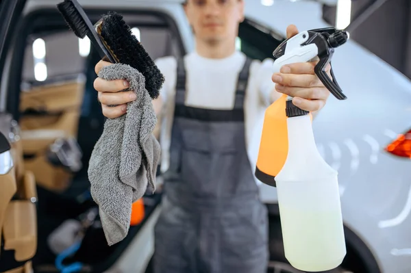 Şçi Kuru Temizleme Temizlik Için Araç Gereç Gösteriyor Garajda Araba — Stok fotoğraf