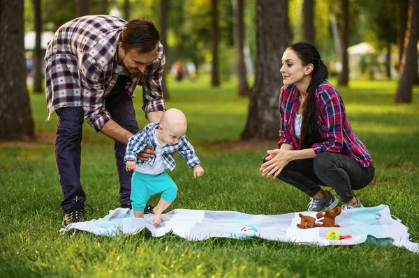 Mutlu Ebeveynler Küçük Bebek Yaz Parkında Çimenlerde Oynuyorlar Anne Baba — Stok fotoğraf