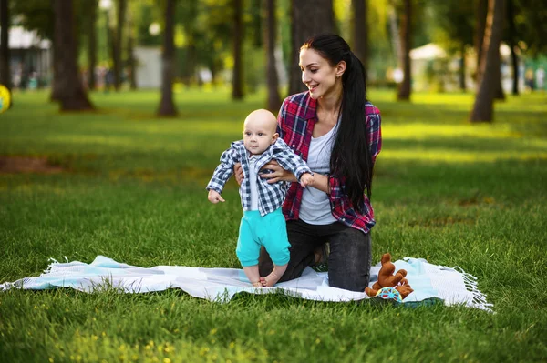 Mãe Brincar Com Seu Bebê Grama Parque Verão Mãe Com — Fotografia de Stock