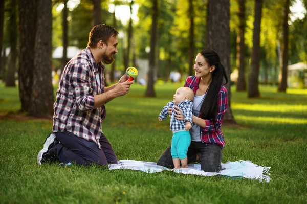 爸爸和小宝宝在夏季公园的草地上玩耍 爸爸妈妈带着男孩在草坪上 带着孩子在森林里野餐 家庭幸福 — 图库照片