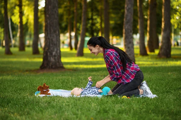 妈妈和她的小儿子在夏园的草地上玩耍 妈妈带着男孩儿在草坪上休息 和孩子在森林里野餐 家人在度假 — 图库照片