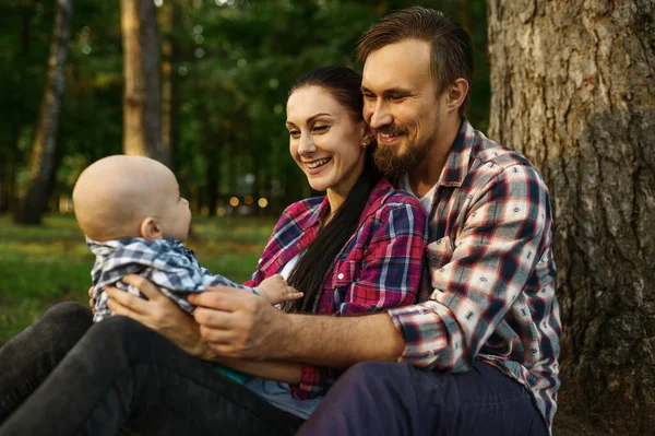 Madre Padre Bambino Seduti Sotto Albero Nel Parco Estivo Mamma — Foto Stock