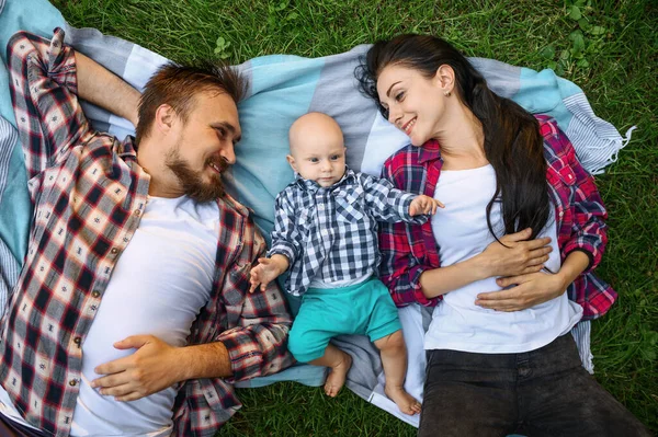 Madre Padre Piccoli Svaghi Sull Erba Mamma Papà Con Bambino — Foto Stock