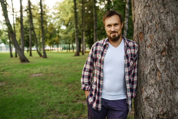 Fiatal Szakállas Férfi Áll Mellett Nyári Parkban Vidám Férfi Pózol — Stock Fotó