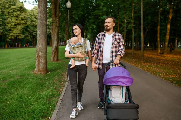 Glada Föräldrar Med Liten Bebis Som Går Vid Trottoaren Sommarparken — Stockfoto