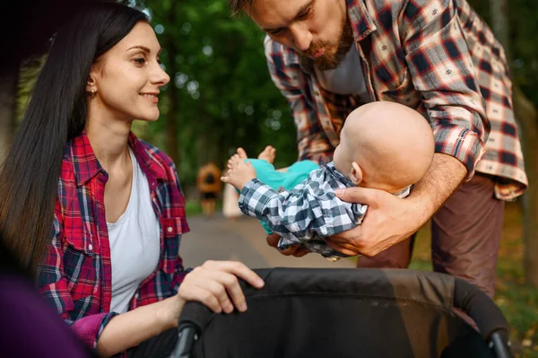 Des Parents Aidants Avec Petit Bébé Marchant Dans Parc Été — Photo