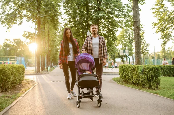 Les Jeunes Parents Marchent Avec Petit Bébé Dans Parc Été — Photo