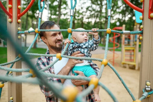 夏の公園の遊び場で彼の小さな息子と父 父親は男の子と遊ぶ 子供と休暇 家族の幸せ — ストック写真