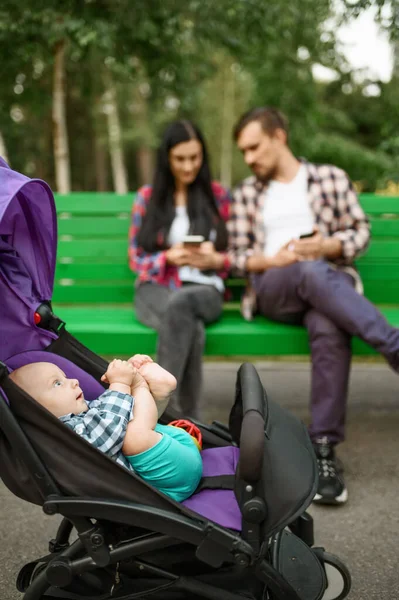 Родители Используют Телефоны Время Прогулок Малышом Летнем Парке Развлечения Мамы — стоковое фото