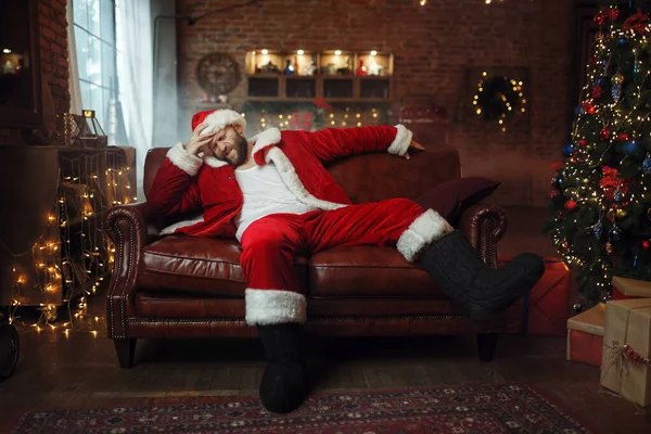 Плохой Санта Клаус Похмельем Сидит Диване Нездоровый Образ Жизни Бородатый — стоковое фото