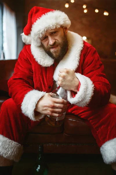 Bad Santa Claus Célébrer Noël Avec Une Bouteille Alcool Sur — Photo