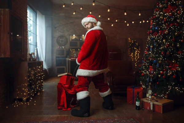 Slechte Dronken Kerstman Plast Cadeaus Smerig Feest Ongezonde Levensstijl Man — Stockfoto