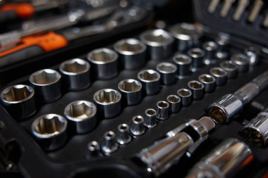 Bir kutunun içinde çeşitli soketler ve anahtarlar koleksiyonu, herhangi bir metal işleme projesi veya ev onarımı görevi için mükemmel