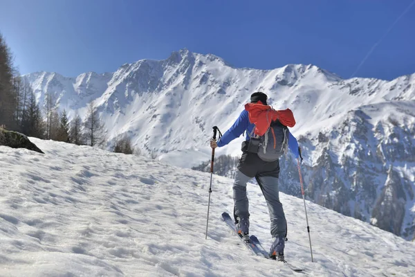Hombre Escalando Montaña Nevada Esquí Travesía Bajo Cielo Azul —  Fotos de Stock