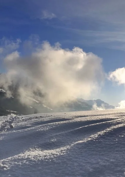 Wolken Blauwe Hemel Boven Heuvels Bedekt Met Sneeuw — Stockfoto