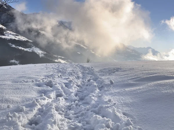 Piesze Ścieżki Śniegu Górach Chmury Oświetlone Przez Słońce — Zdjęcie stockowe