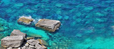 güzel panoramik Corsica'deki / daki kayalar ile turkuaz denizde