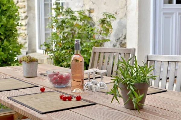 Glasögon Vinflaska Och Tomater Ett Bord Drink Terrassen — Stockfoto