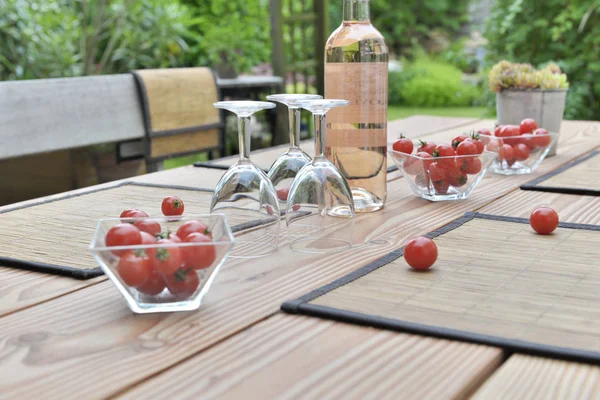 Nah Gläsern Weinflasche Und Tomaten Auf Einem Tisch Einem Drink — Stockfoto