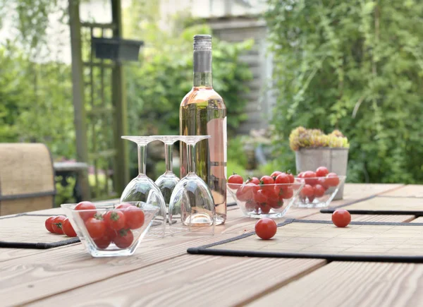 Occhiali Bottiglia Vino Pomodori Tavolo Drink Una Terrazza Giardino — Foto Stock