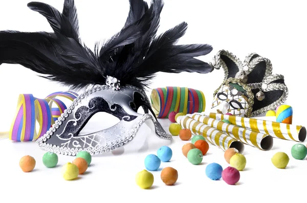 Schöne Karnevalsmaske Zwischen Bunten Cotillons Auf Weißem Hintergrund — Stockfoto