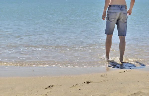 Young Man Pair Shorts Seen Back Walking Water Edge — Stock Photo, Image