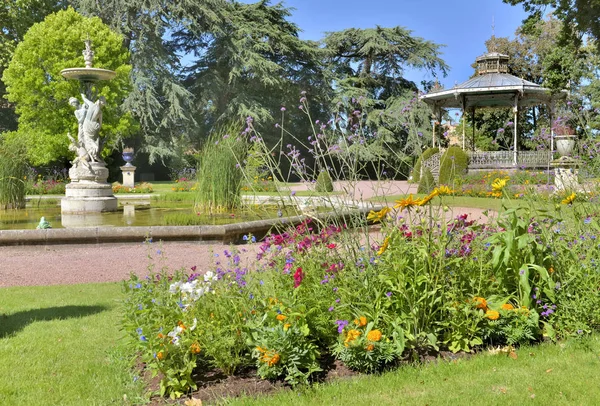 Flowes Rbed Çiçek Açan Gölet Kiosk Yaz Aylarında Güzel Park — Stok fotoğraf