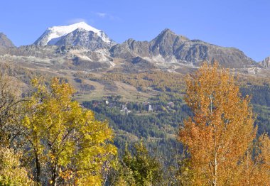 en yüksek dağ renkli ağaçlar önünde ile kar üzerinde güzel manzara 