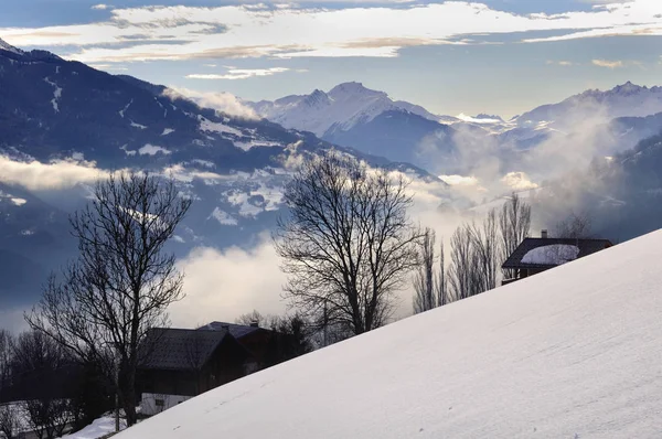 Landschap Een Alpine Vallei Van Besneeuwde Bewolkt — Stockfoto