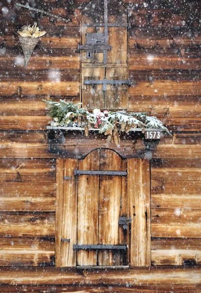 Sneeuw Vallen Voor Het Raam Gesloten Door Een Houten Sluitertijd — Stockfoto