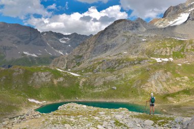 Yükseklik alp dağ mavi gölün yakınında duran uzun yürüyüşe çıkan kimse