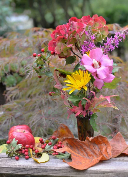 Beau Coloré Bouquet Fleurs Aux Pommes Rouges Aux Feuilles Dans — Photo
